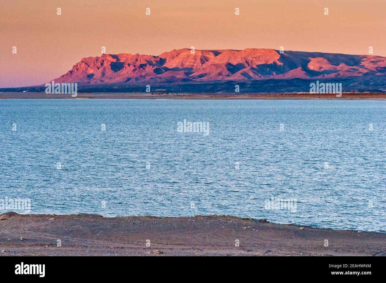 Elephant Butte Reservoir am Rio Grande, Fra Christobal Range in der Ferne, Sonnenuntergang, Elephant Butte, New Mexico, USA Stockfoto