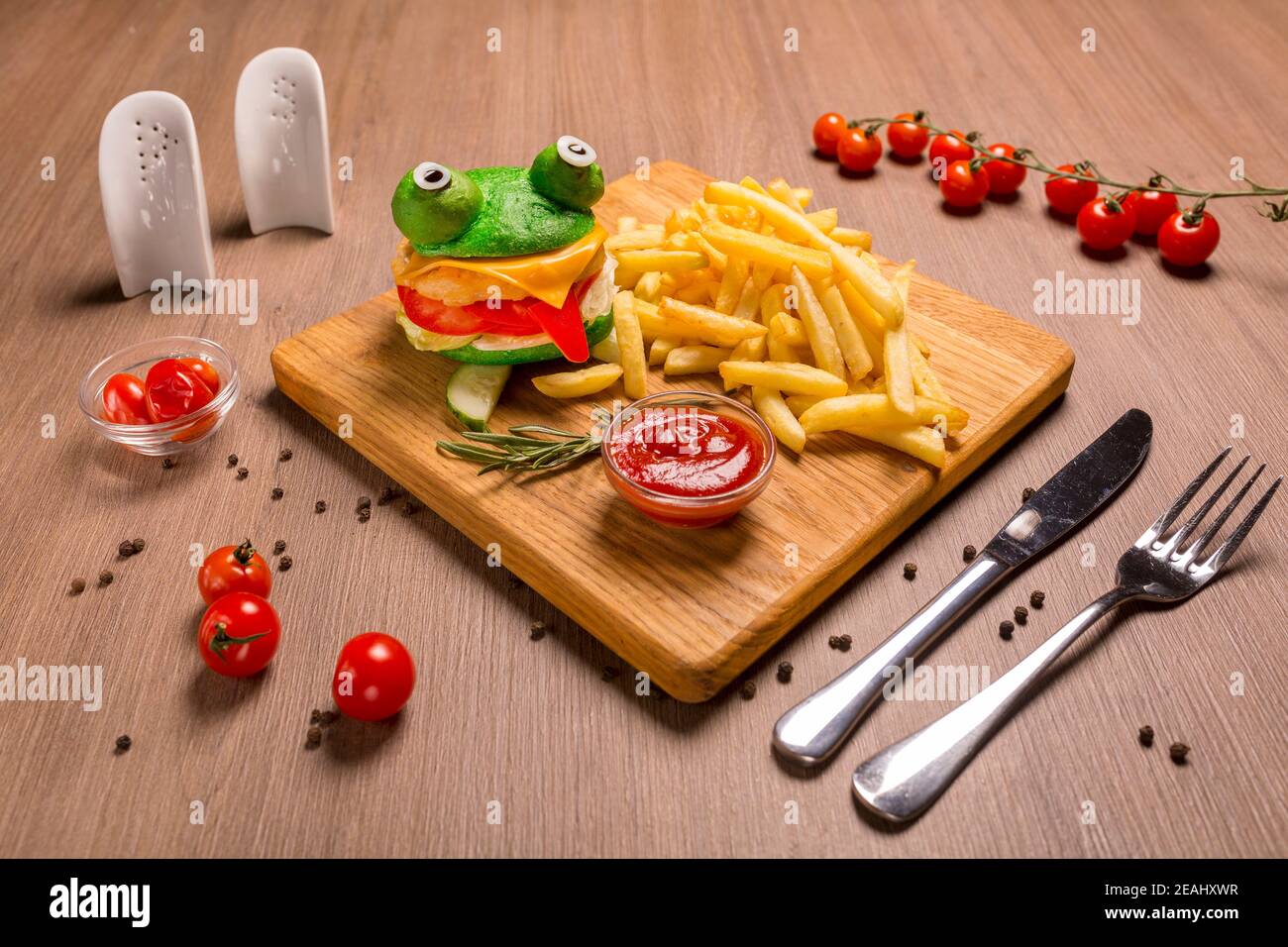 Verrückter Frosch Burger auf einem Holzbrett. Stockfoto