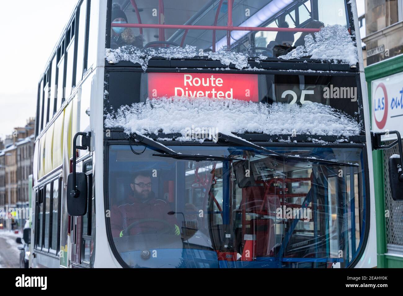 Edinburgh, Schottland, Großbritannien. Februar 2021, 10. In Großbritannien setzt sich der große Frost fort, und der schwere Schnee über Nacht und Morgen bringt den Verkehr auf vielen Straßen im Stadtzentrum zum Stillstand. Bild; Lothian Bus im Schnee bedeckt langsam macht Weg bis Leith Spaziergang mit Ablenkungen an Ort und Stelle wegen des Schnees . Iain Masterton/Alamy Live Nachrichten Stockfoto