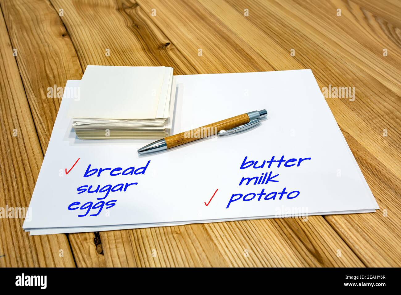 Einkaufsliste im Lebensmittelgeschäft die Aufschrift auf Papier Stockfoto