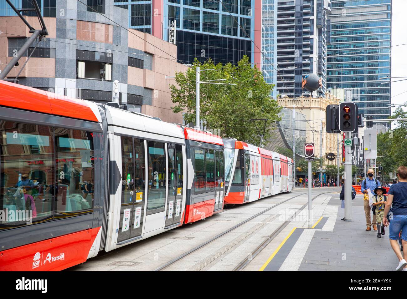 Sydney Stadtzentrum entlang George Street und Sydney CBD Licht Eisenbahnzug entlang, Sydney, NSW, Australien Stockfoto