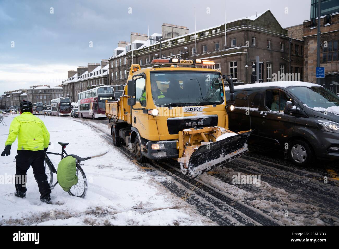 Edinburgh, Schottland, Großbritannien. Februar 2021, 10. In Großbritannien setzt sich der große Frost fort, und der schwere Schnee über Nacht und Morgen bringt den Verkehr auf vielen Straßen im Stadtzentrum zum Stillstand. Bild; Schneepflug im Verkehr auf Leith Walk stecken, da die Straße weiter blockiert ist. Iain Masterton/Alamy Live Nachrichten Stockfoto