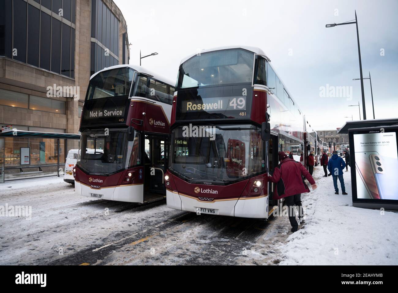 Edinburgh, Schottland, Großbritannien. Februar 2021, 10. In Großbritannien setzt sich der große Frost fort, und der schwere Schnee über Nacht und Morgen bringt den Verkehr auf vielen Straßen im Stadtzentrum zum Stillstand. PIC; Lothian Busse Busfahrer die Zeit warten auf Straße zu löschen Leith Walk. Iain Masterton/Alamy Live Nachrichten Stockfoto
