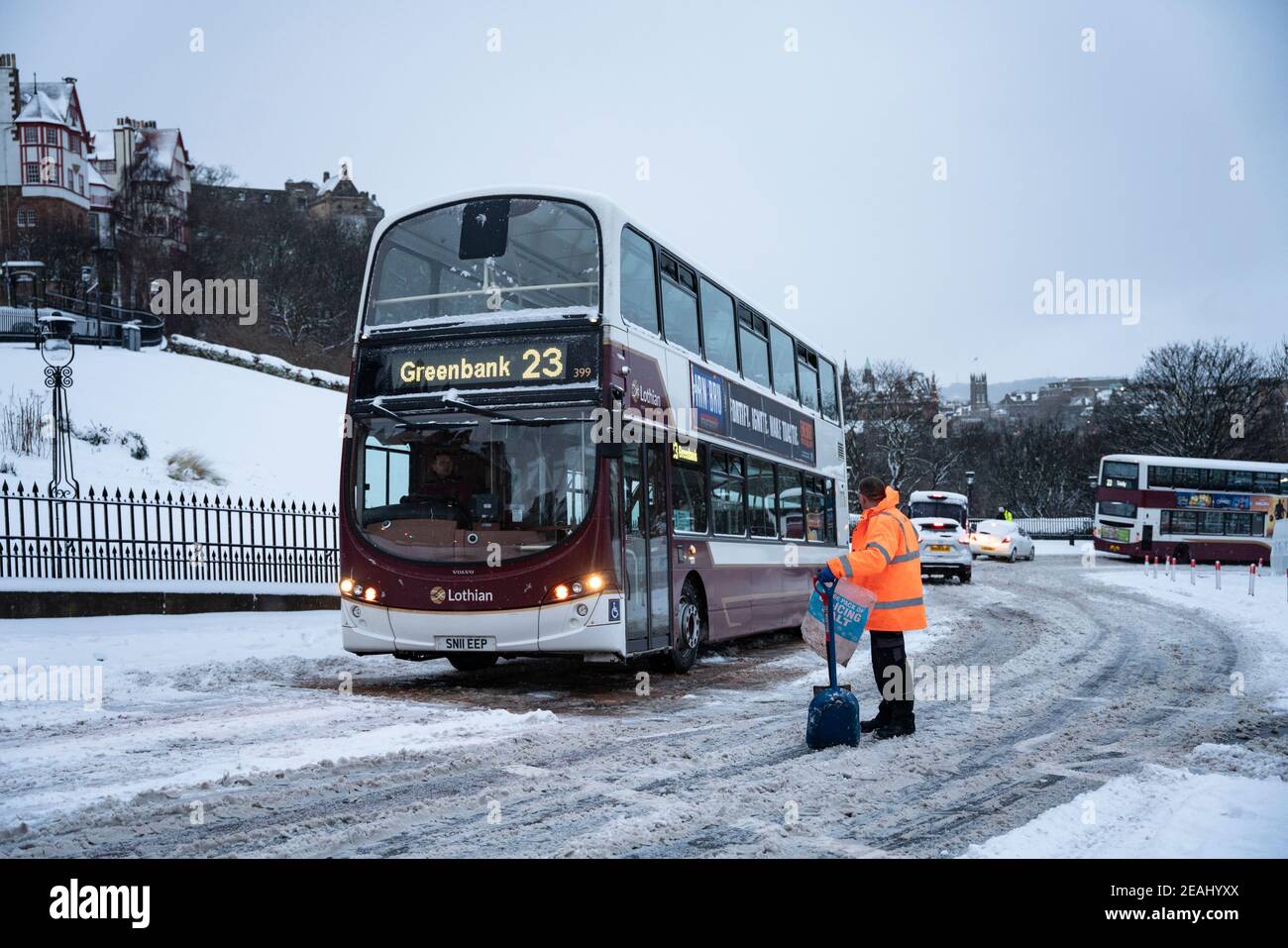 Edinburgh, Schottland, Großbritannien. Februar 2021, 10. In Großbritannien setzt sich der große Frost fort, und der schwere Schnee über Nacht und Morgen bringt den Verkehr auf vielen Straßen im Stadtzentrum zum Stillstand. PIC; Bus wird vom Schnee befreit und fährt langsam den Hügel hinauf. Iain Masterton/Alamy Live Nachrichten Stockfoto