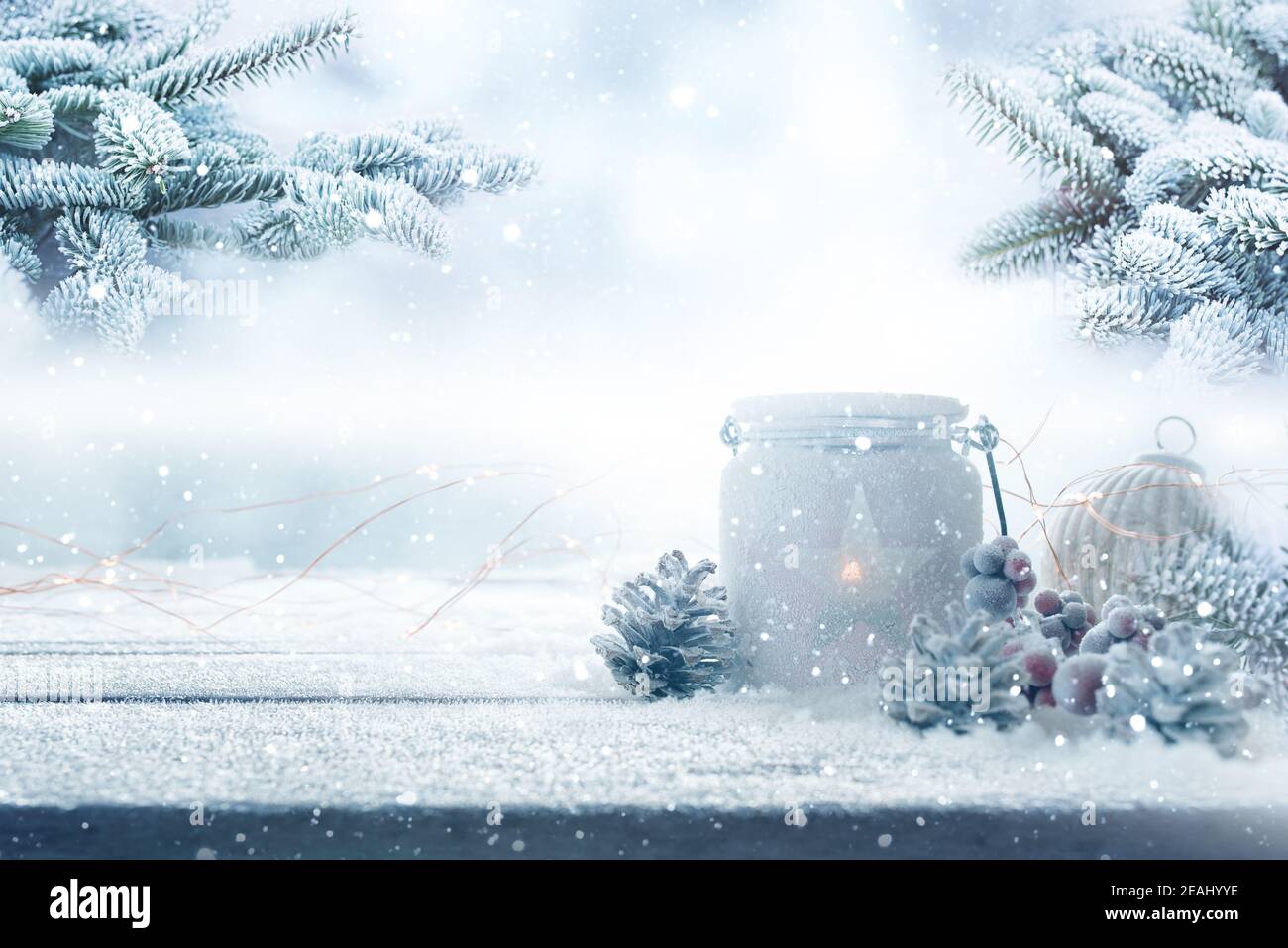 Weihnachtsdekoration in einem verschneiten Garten Stockfoto