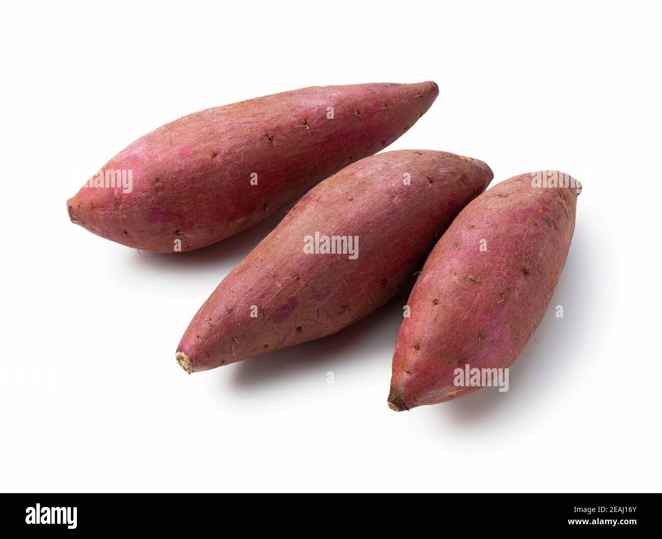 Süßkartoffeln auf weißem Hintergrund Stockfoto