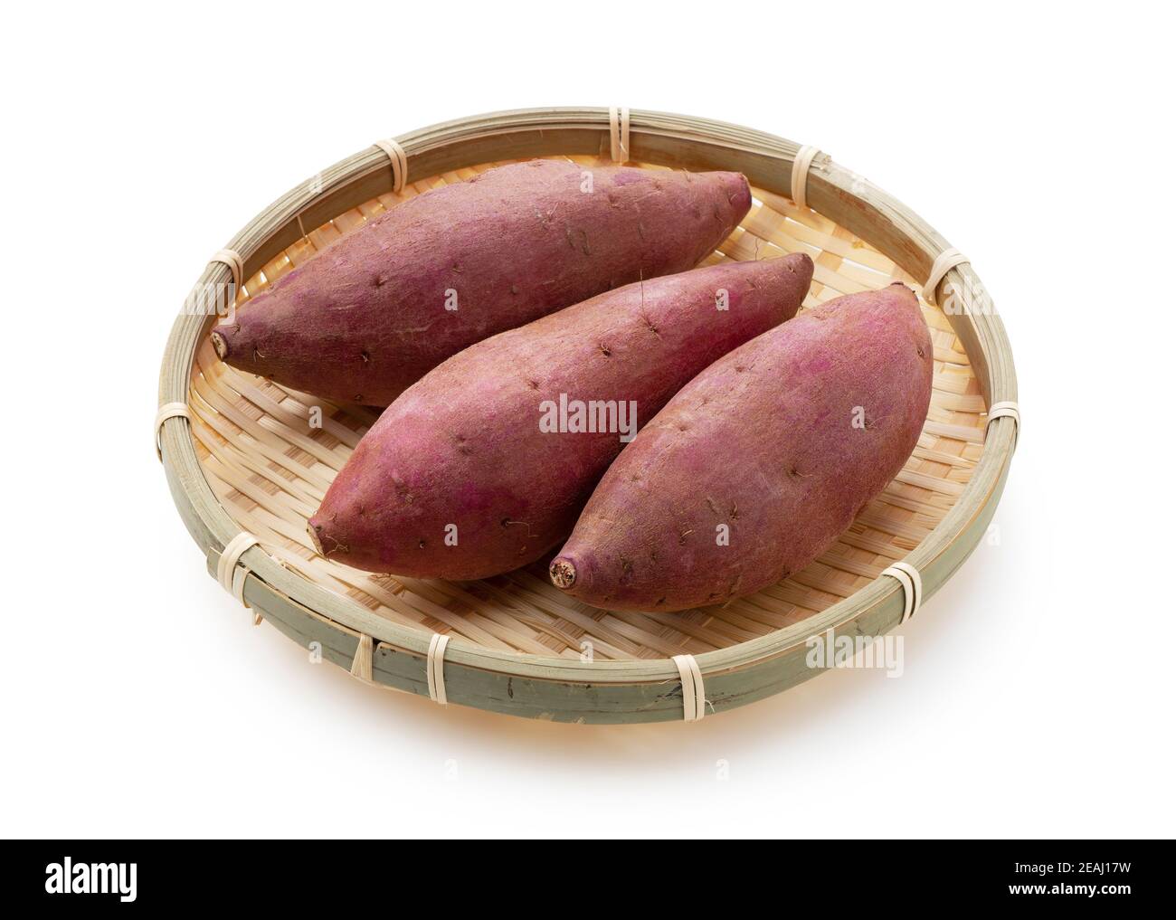 Süßkartoffeln auf weißem Hintergrund Stockfoto