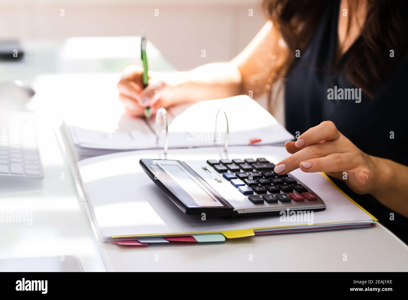 Chartered Accountant Hand Berechnung Der Steuer Stockfoto