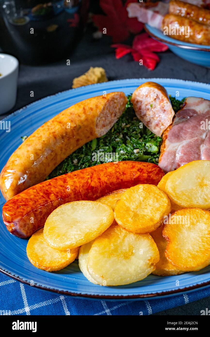 Köstlicher oldenburger Grünkohl mit Pinkelwurst Stockfoto