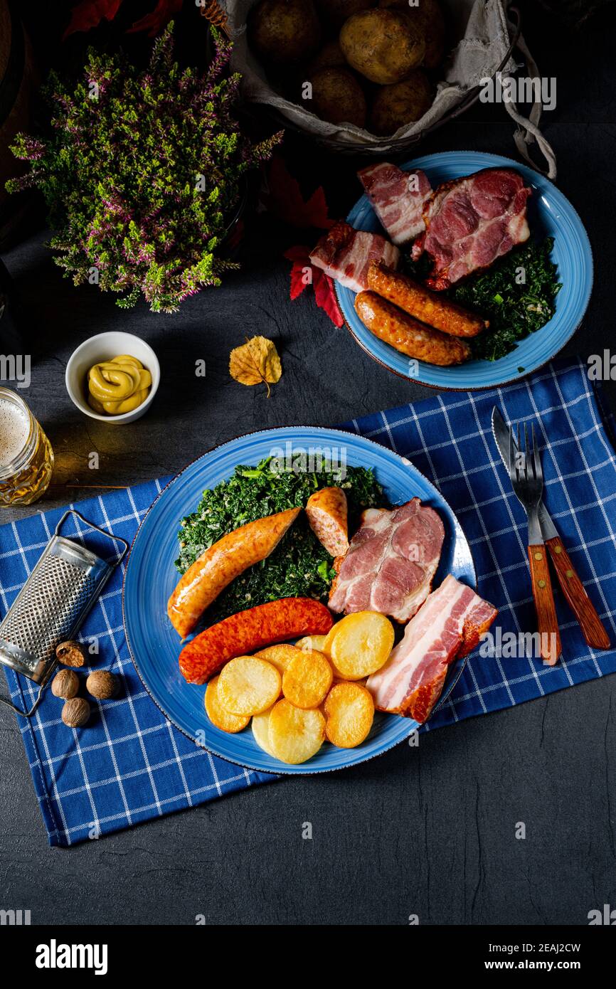 Köstlicher oldenburger Grünkohl mit Pinkelwurst Stockfoto