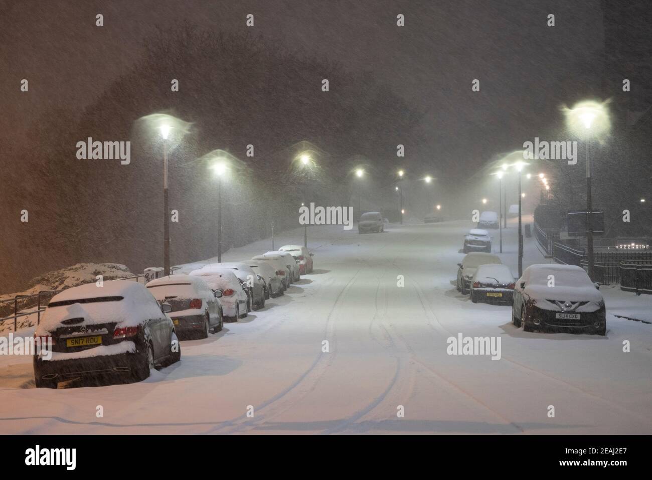 Edinburgh, Schottland, Großbritannien. Februar 2021, 10. In Großbritannien setzt sich der große Frost fort, und der schwere Schnee über Nacht und Morgen bringt den Verkehr auf vielen Straßen im Stadtzentrum zum Stillstand. Bild; Blenheim Platz am 6qm war mit dichtem Schnee bedeckt. Iain Masterton/Alamy Live Nachrichten Stockfoto