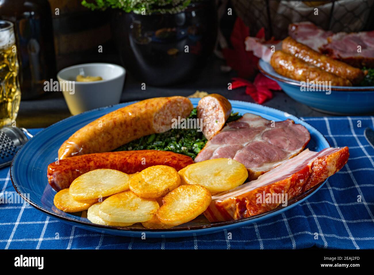 Köstlicher oldenburger Grünkohl mit Pinkelwurst Stockfoto