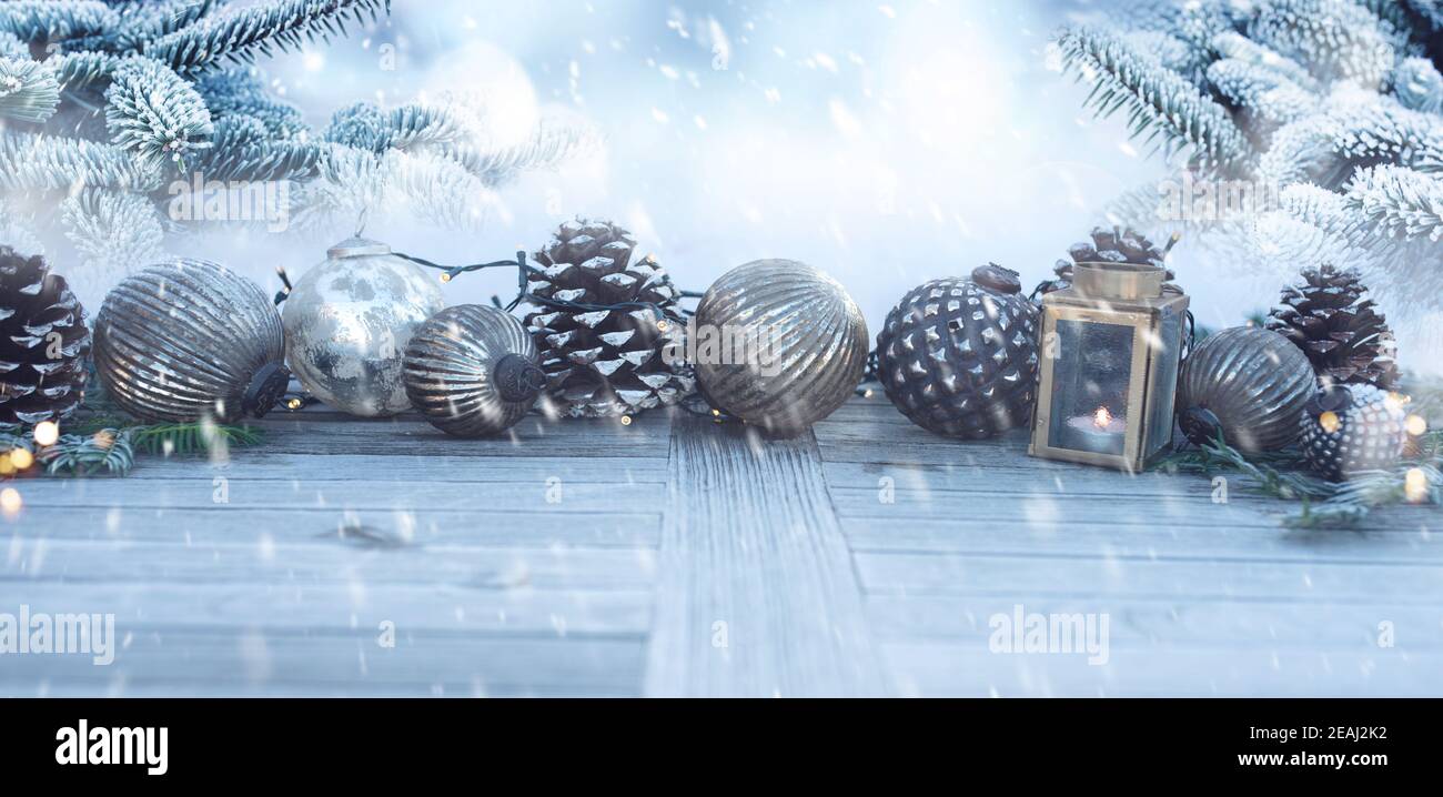 Weihnachtsdekoration in einem verschneiten Garten Stockfoto