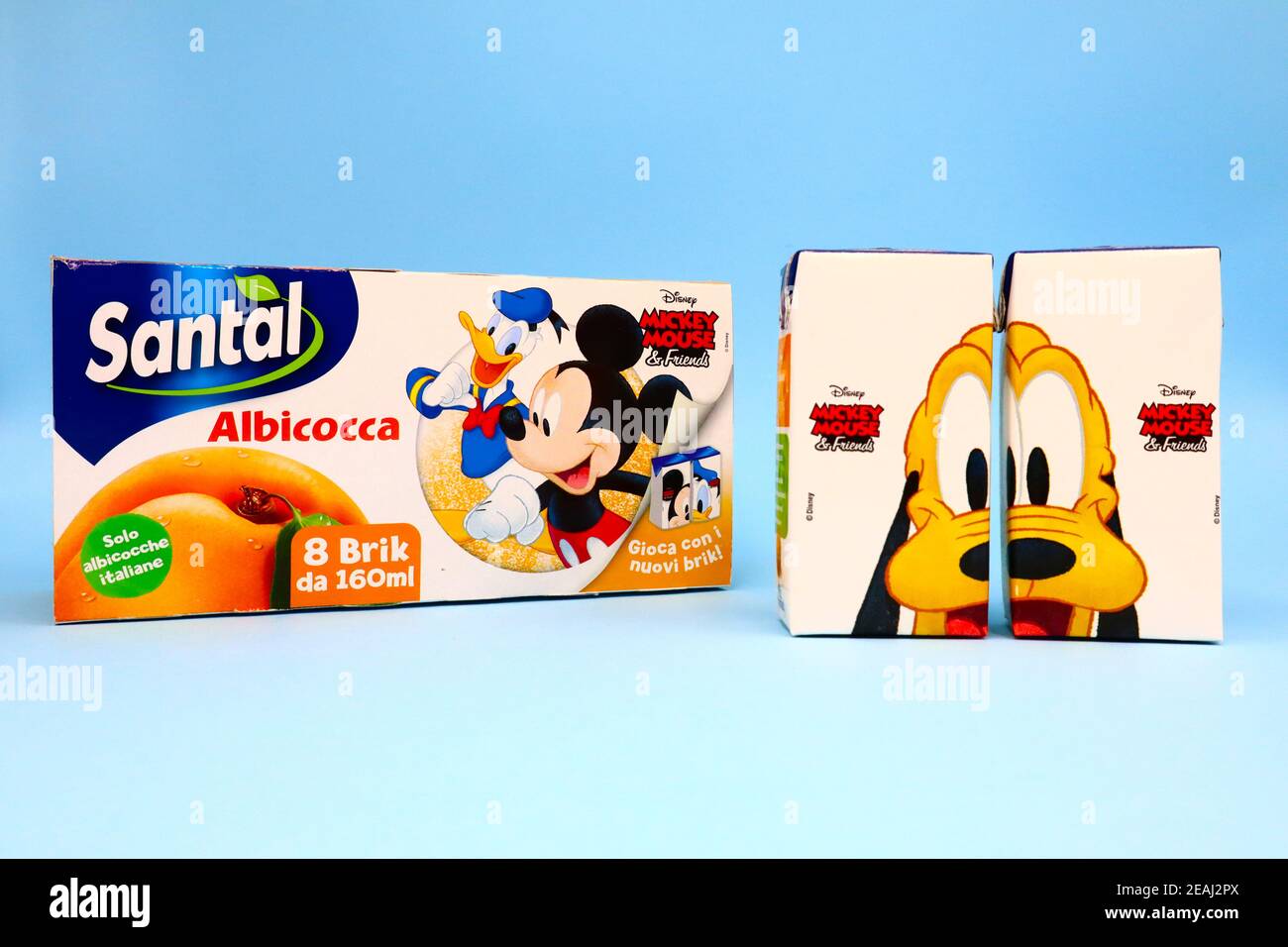 SANTAL Fruit Juice - Limited Edition Disney Verpackung mit Mickey Mouse & Friends. Santal ist eine Marke von Parmalat, Lactalis Group Stockfoto