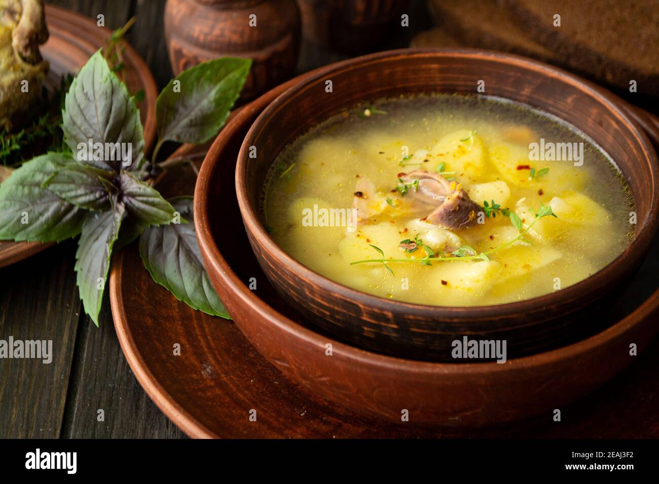 Meerrettichsuppe mit wildem Rebhuhn in einer braunen Vintage-Schüssel. Stockfoto