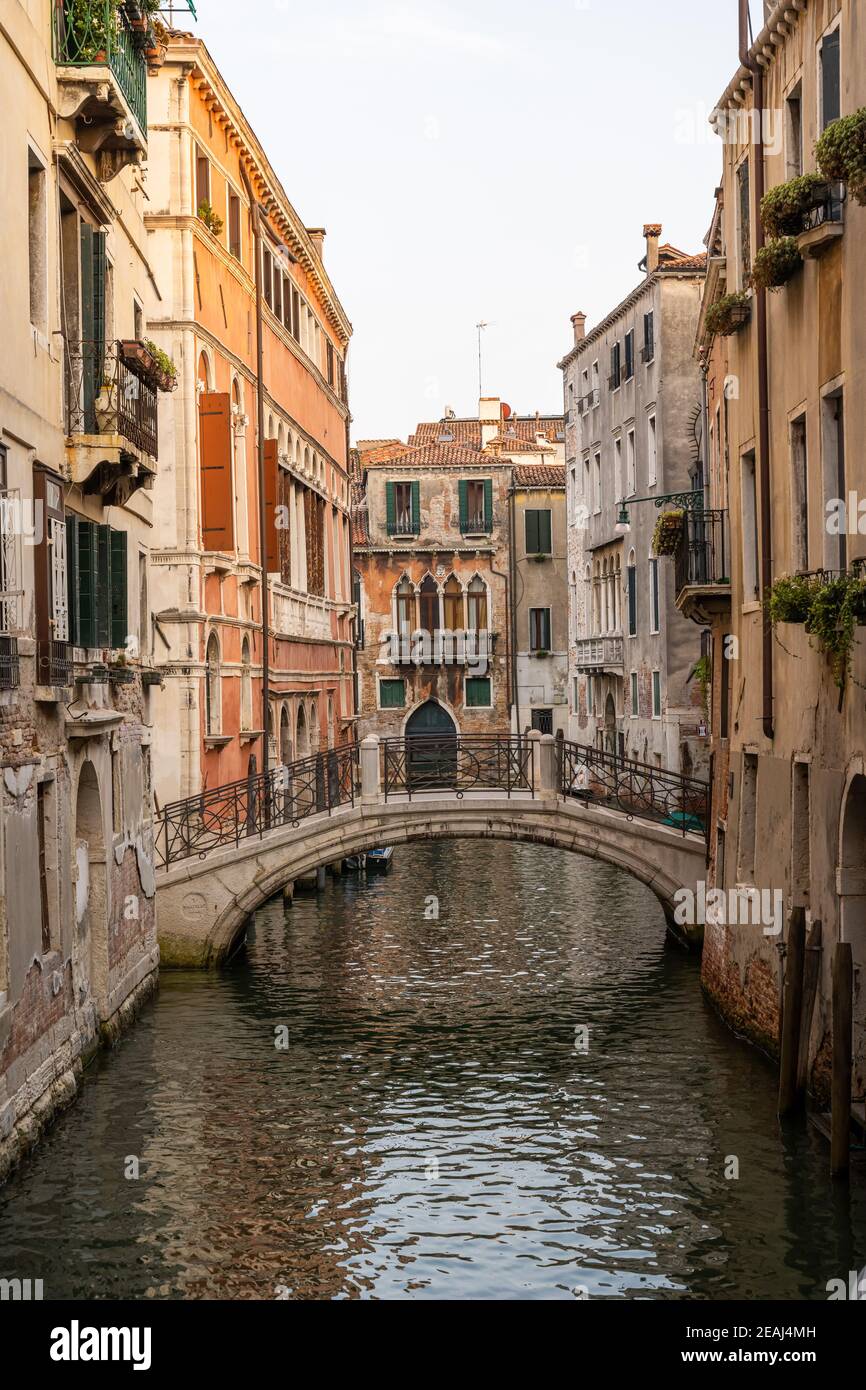 Einer der unzähligen schönen kleinen Kanäle in der Altstadt von Venedig, Italien Stockfoto