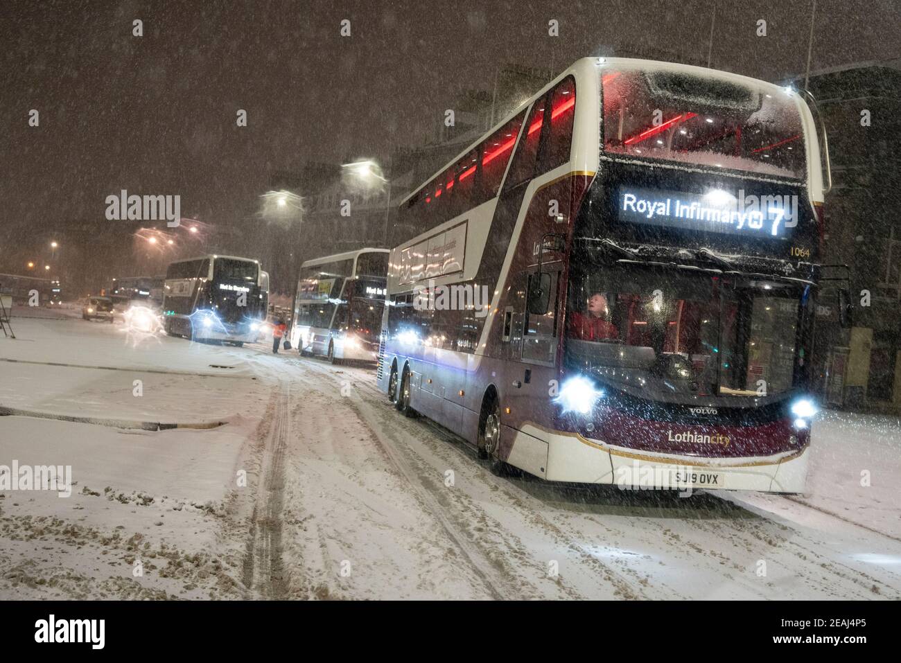 Edinburgh, Schottland, Großbritannien. Februar 2021, 10. In Großbritannien setzt sich der große Frost fort, und der schwere Schnee über Nacht und Morgen bringt den Verkehr auf vielen Straßen im Stadtzentrum zum Stillstand. Bild: Lothian Busse kämpfen auf Leith Walk um 6am Uhr. Iain Masterton/Alamy Live Nachrichten Stockfoto