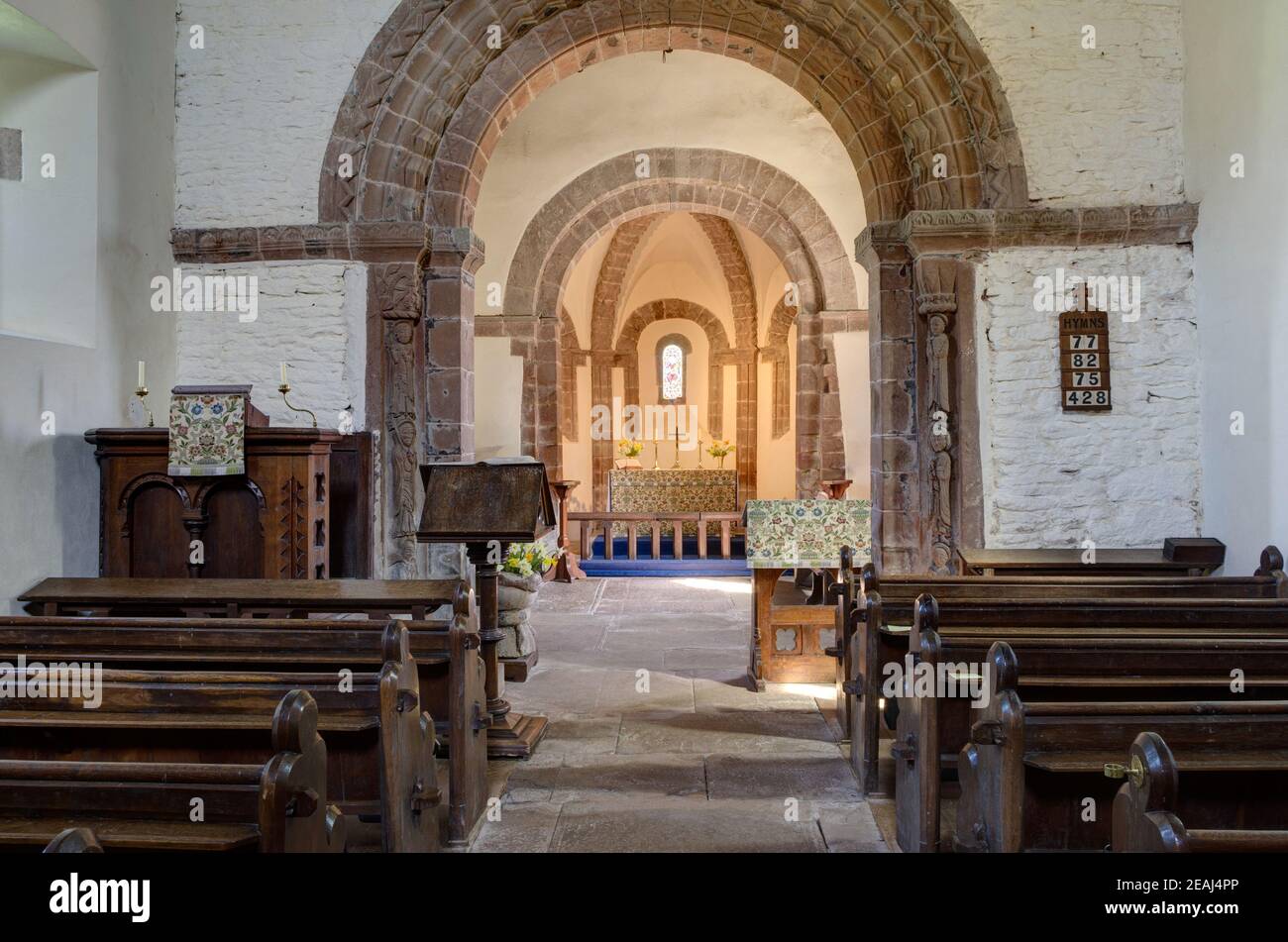 Der Innenraum der Kirche St. Mary und St. David, Kilpeck, Herefordshire, Großbritannien; die Kirche stammt aus dem Jahr 1140 Stockfoto