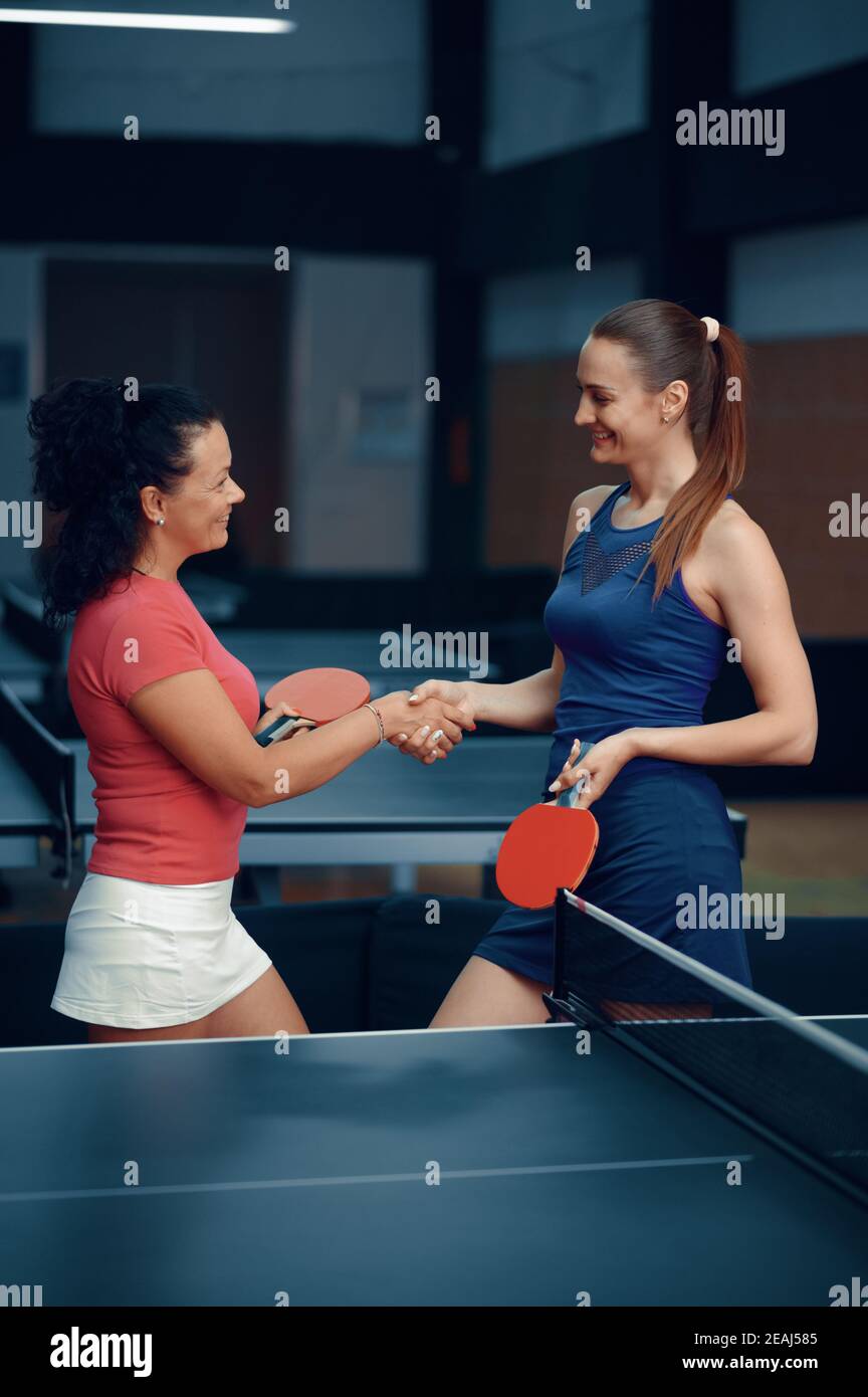 Frauen schütteln sich die Hände vor dem Tischtennis-Spiel Stockfoto