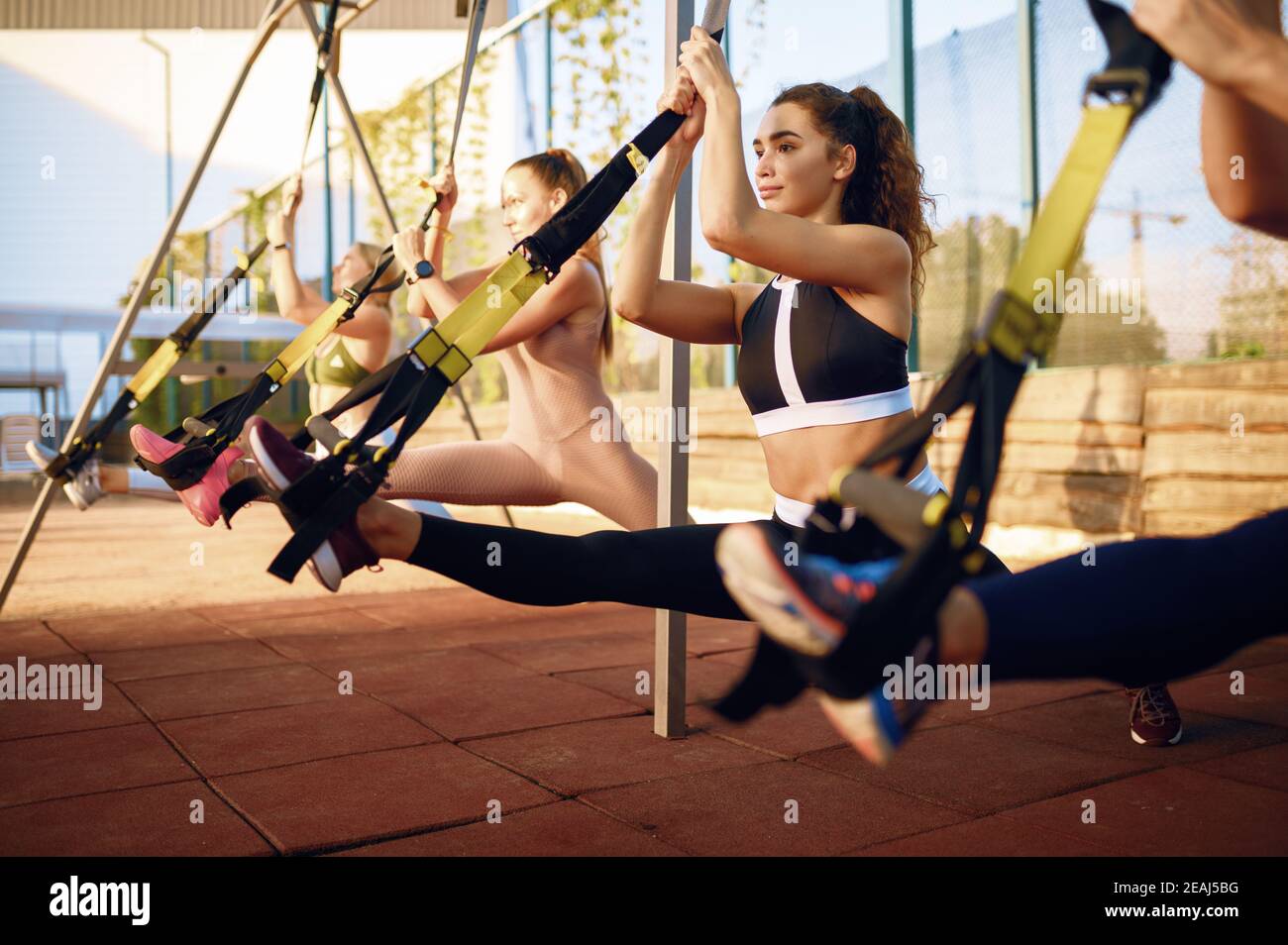Frauengruppe macht Übungen mit Seilen im Freien Stockfoto