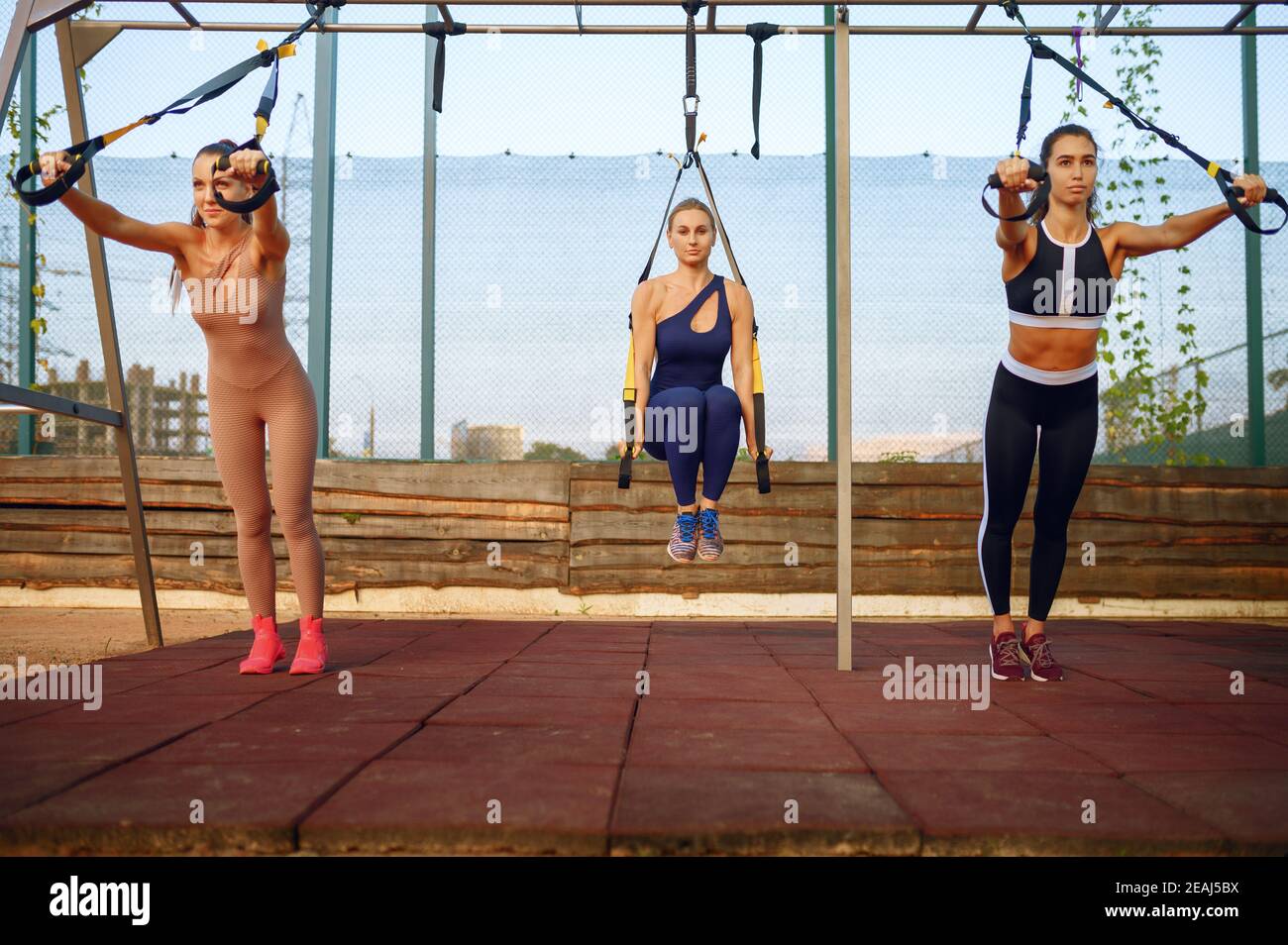 Frauen mit perfektem Körper, Outdoor-Gruppentraining Stockfoto