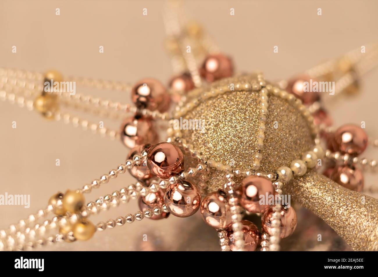 Silber - Gold Christmas Ornament mit Korallen Stockfoto