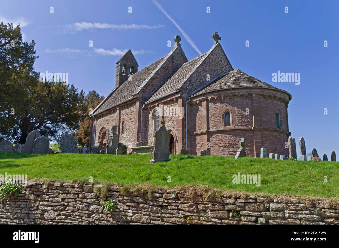 Außenansicht der Kirche St. Mary und St. David, Kilpeck, Herefordshire, Großbritannien; die Kirche stammt aus dem Jahr 1140 Stockfoto