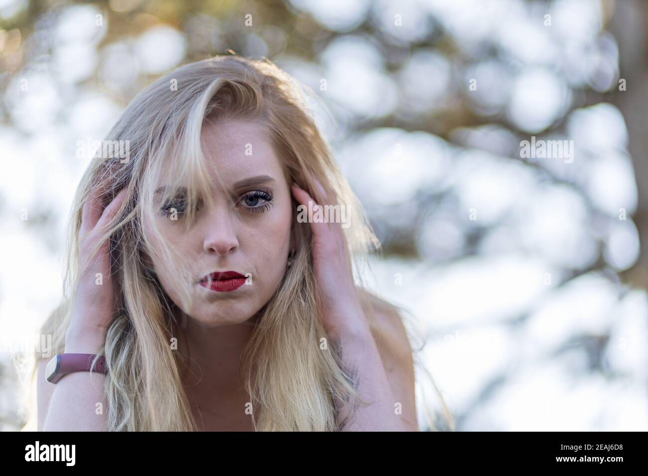 Porträt von gestressten blonde junge Frau posiert im Freien Stockfoto