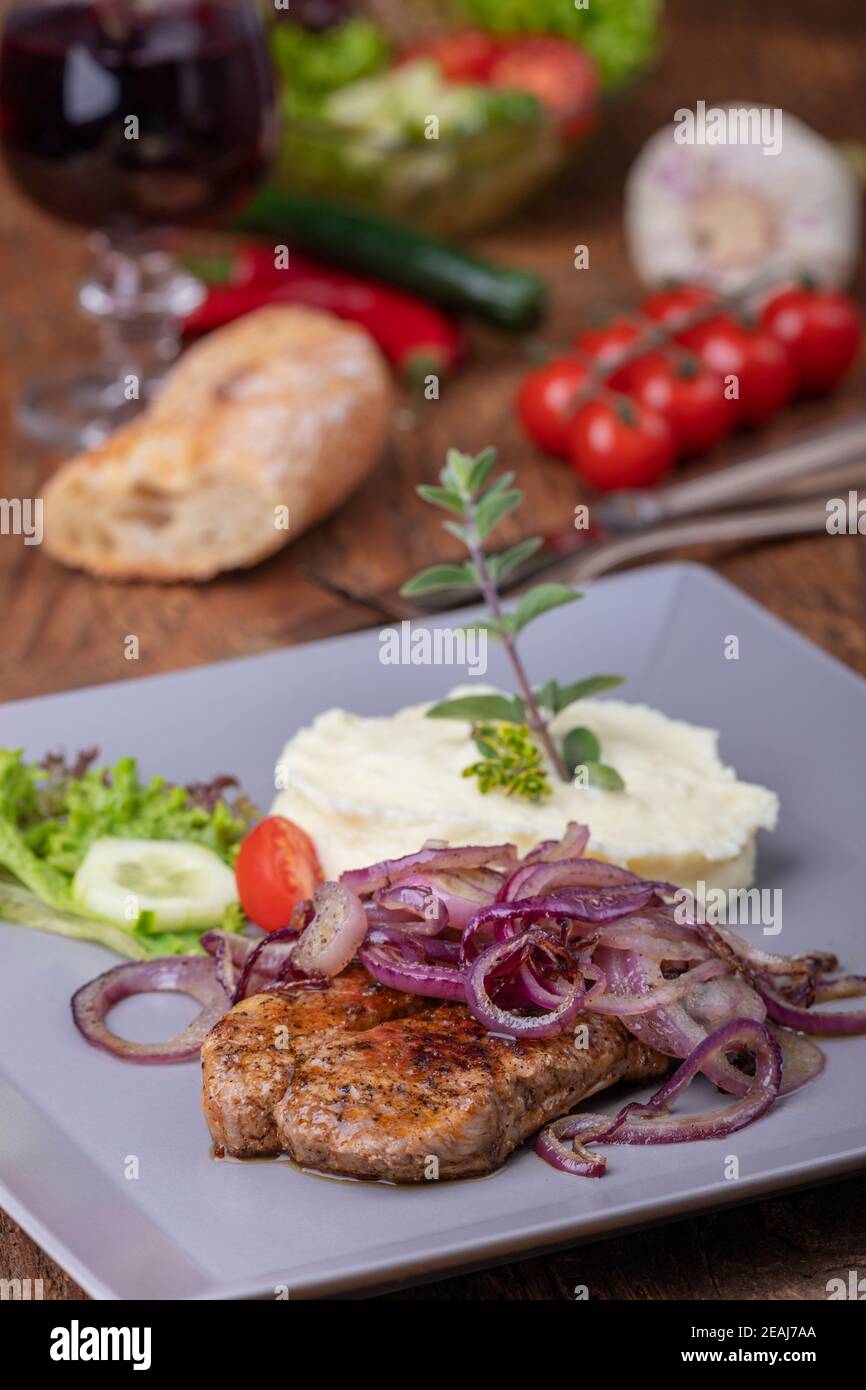 Gegrilltes Schweinesteak mit Zwiebeln Stockfoto