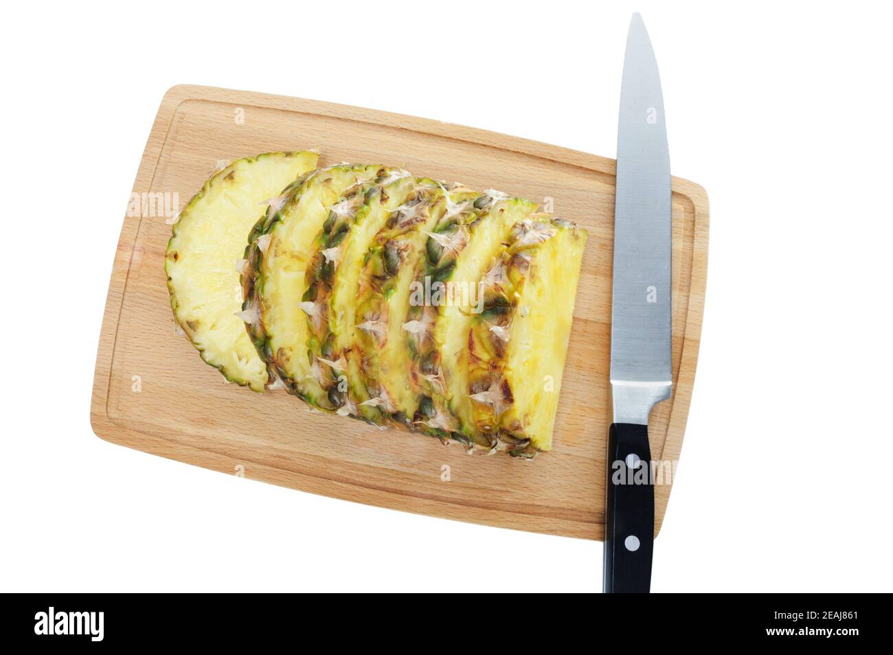 Frische Ananasscheiben auf braunem Schneidebrett. Stockfoto