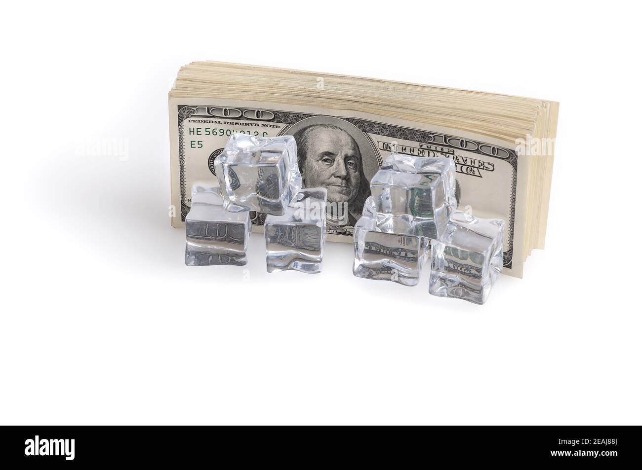 Ein Bündel von Eiswürfeln im Wert von Milliarden US-Dollar. Das Konzept des Einfrierens von Vermögenswerten. Stockfoto
