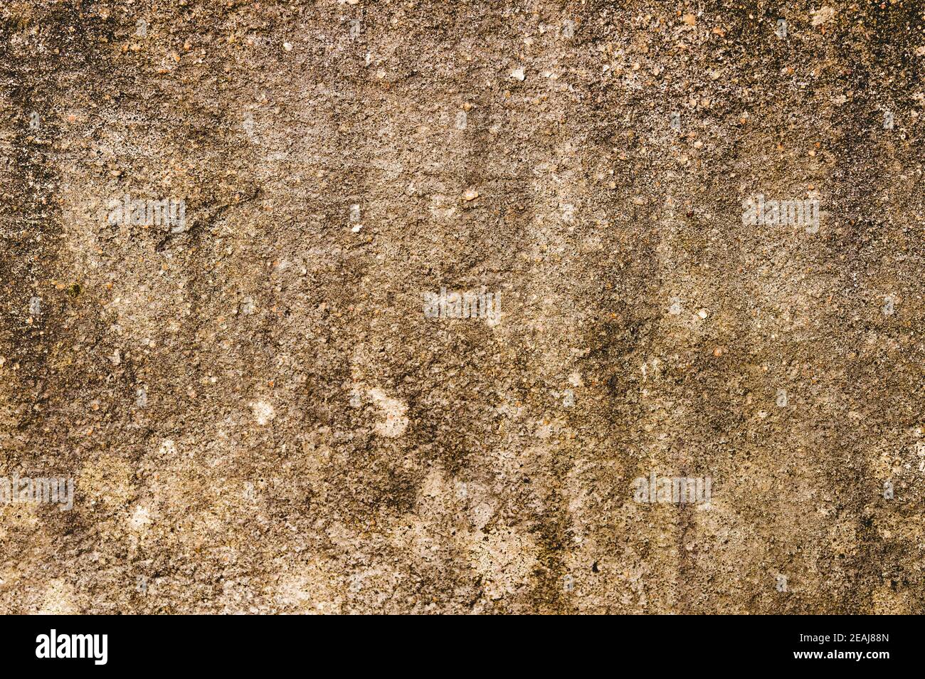 Nahaufnahme Sand Wand Textur Muster Hintergrund Design-Element. Sandige Effekte auf Sandstein Pflaster Säule mit kleinen Rissen und unebenen Flecken und Hervorhebung natürliche braune Farbton. Speicherplatz Kopieren Stockfoto