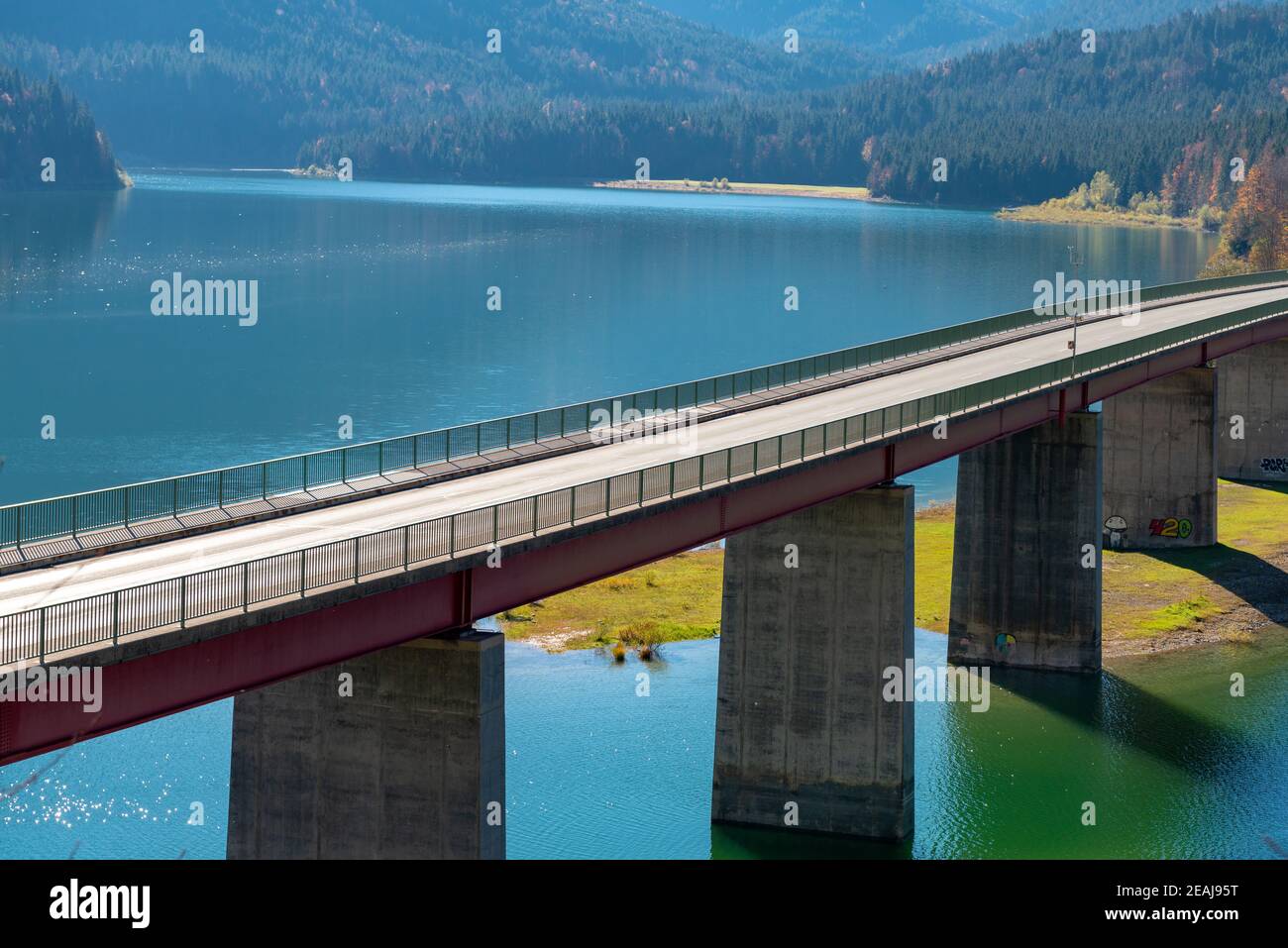 Brücke über Sylvenstein Stausee im Herbst Stockfoto