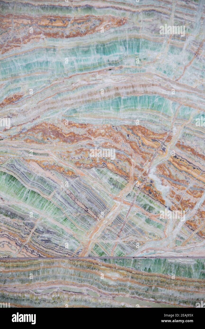 Porträtansicht einer Marmorwand mit einer Kombination von Grün und Orange Farben Stockfoto