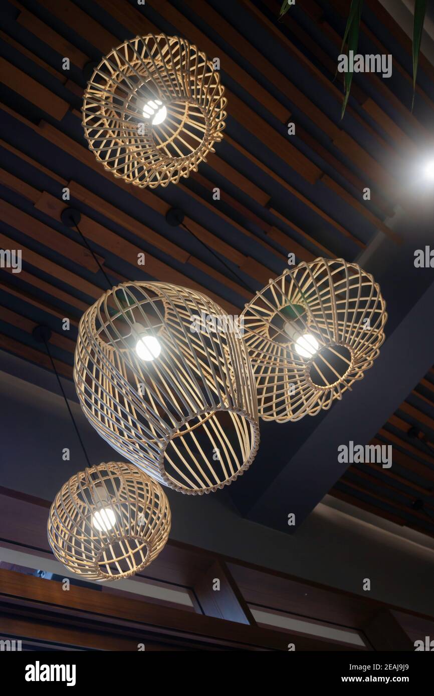 Handgefertigter Korblampenschirm in der Lobby Stockfoto