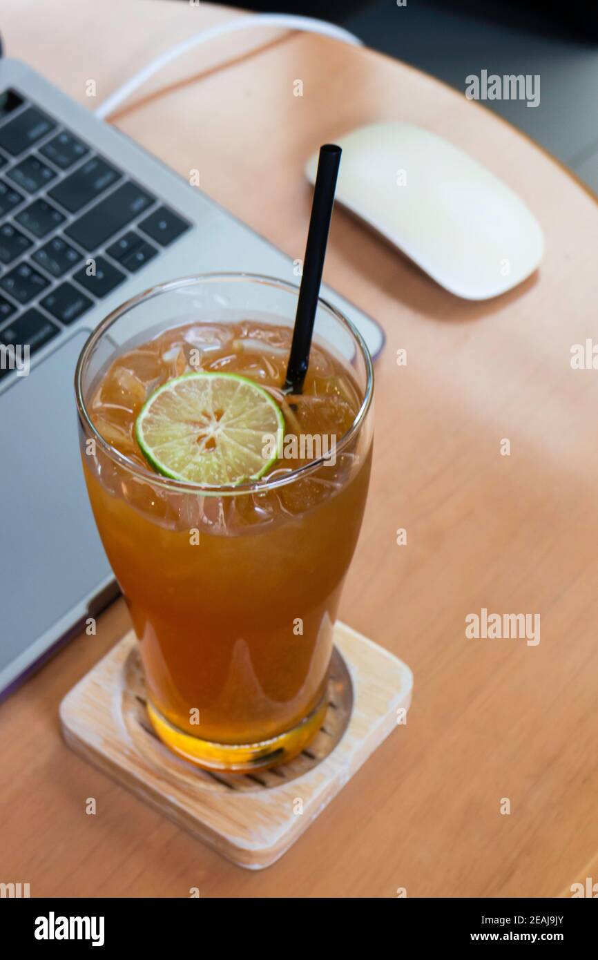 Hausgemachter Eistee mit Zitrone Stockfoto