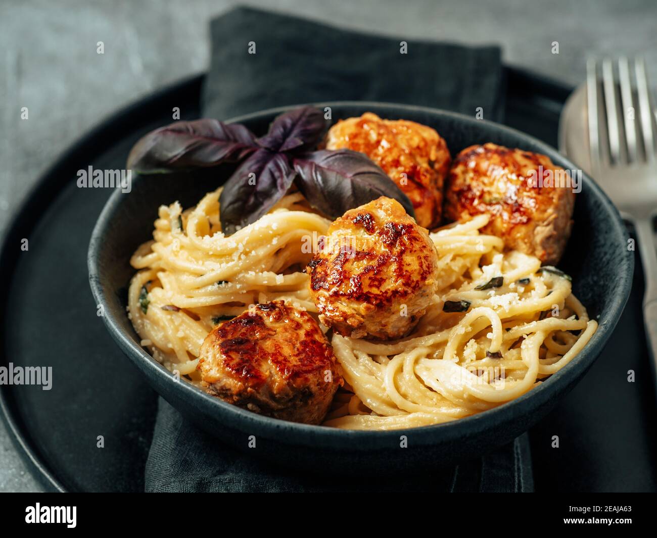 Zucchini Parmesan Fleischbällchen mit Pasta Carbonara Stockfoto