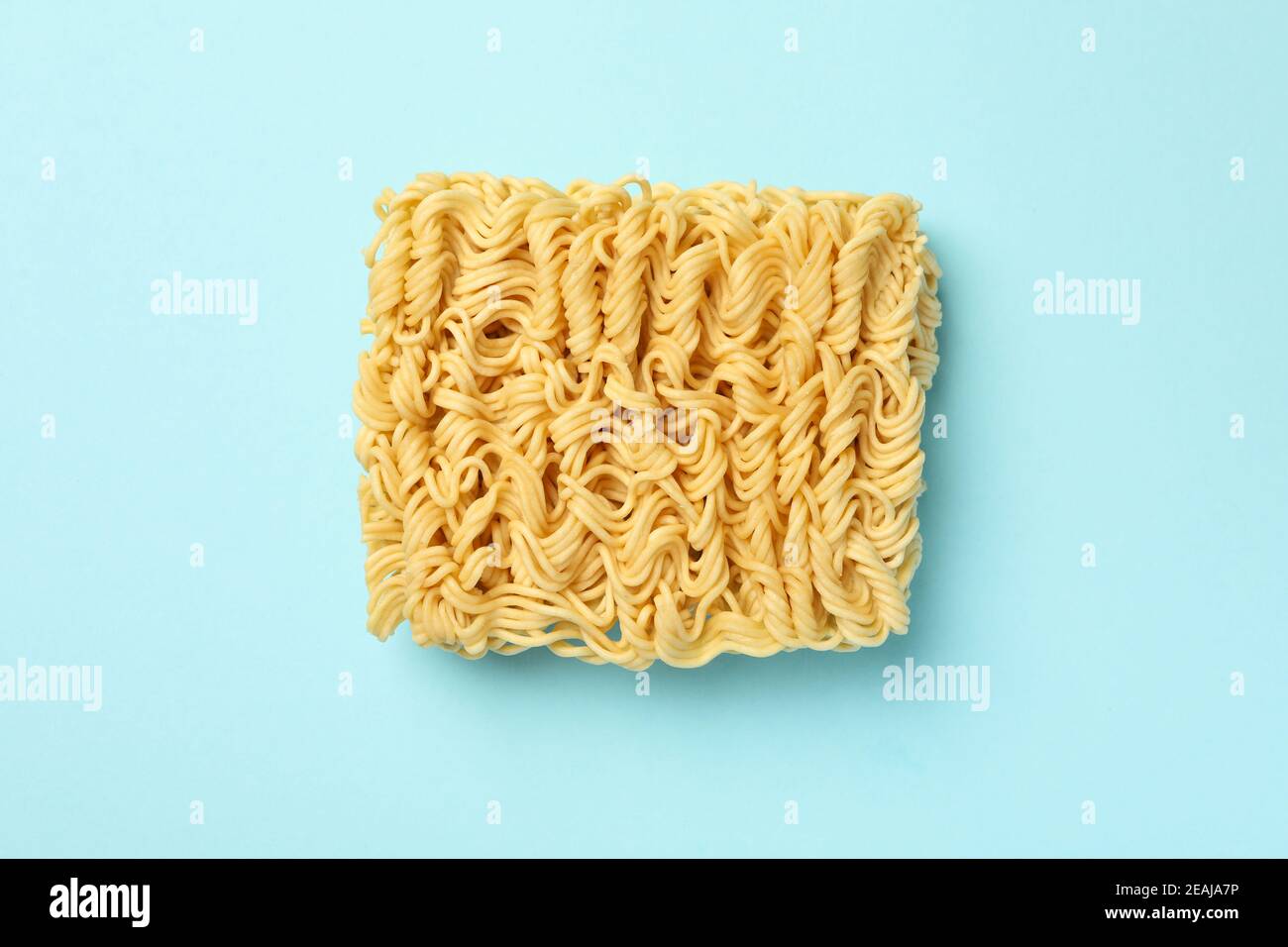 Stück Instant Nudeln auf blauem Hintergrund Stockfoto