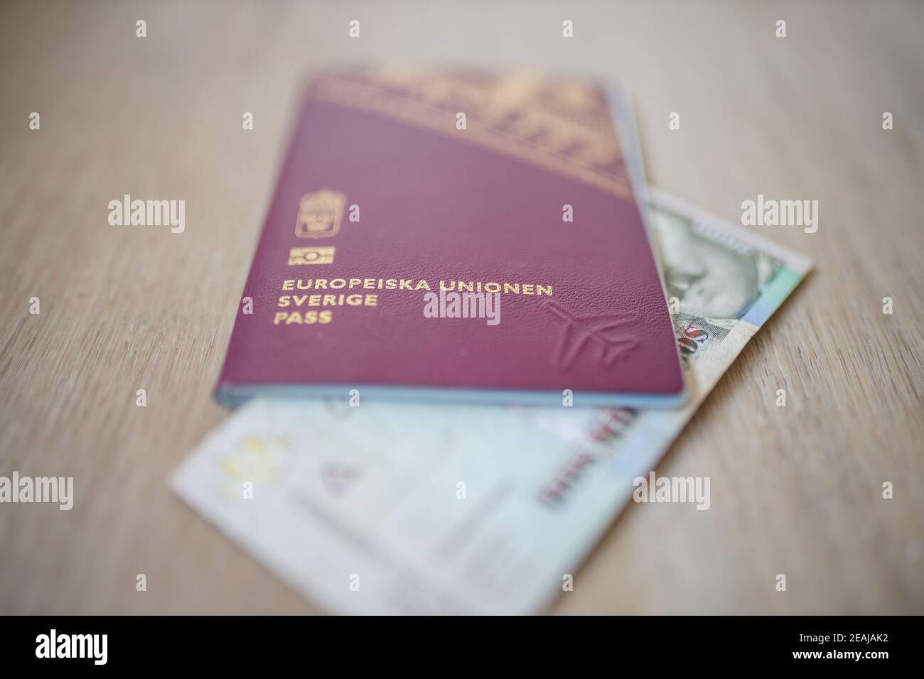 Zweitausend Pesos auf einem kolumbianischen Bill teilweise in einem Schweden-Pass Stockfoto