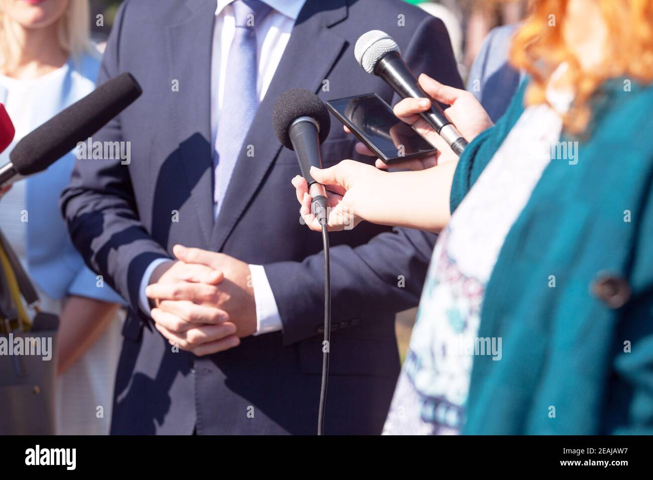 Journalisten, die ein Medieninterview mit einer Geschäftsperson oder einem Politiker führen Stockfoto