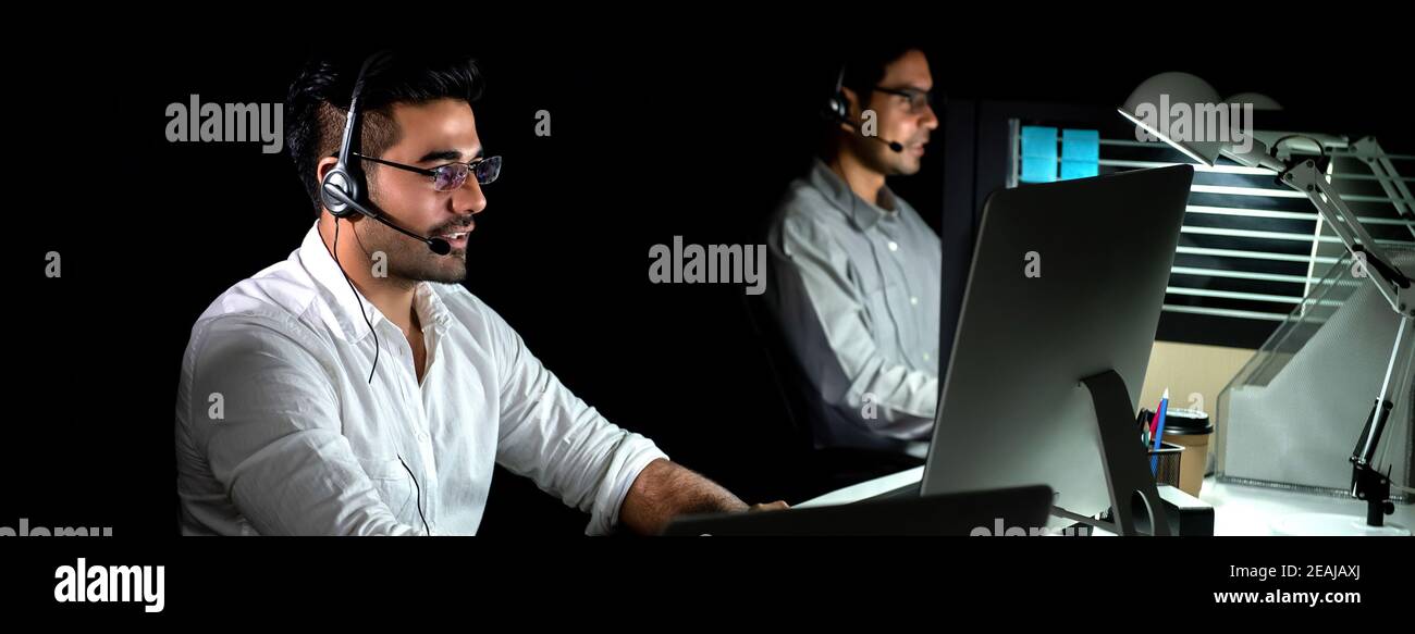 Asiatischer technischer Support Kundenservice Team Nachtschicht im Call Center Büro, Panorama Banner Hintergrund Stockfoto