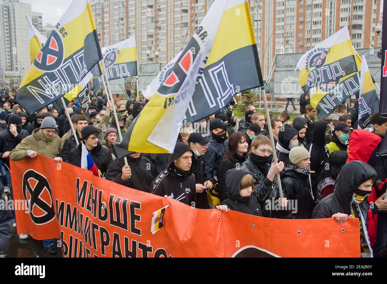 04,11.2010. Russland, Moskau: Jährlicher marsch der russischen Nationalisten in Moskau (russischer marsch). Nationalisten auf dem marsch. Stockfoto