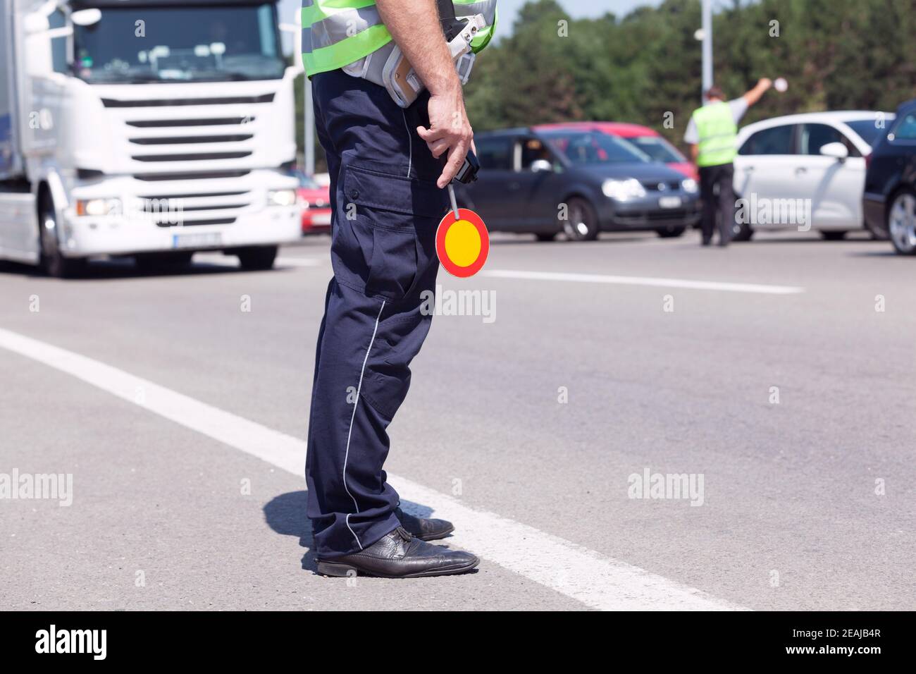 Polizeibeamter, der den Verkehr auf der Autobahn kontrolliert Stockfoto