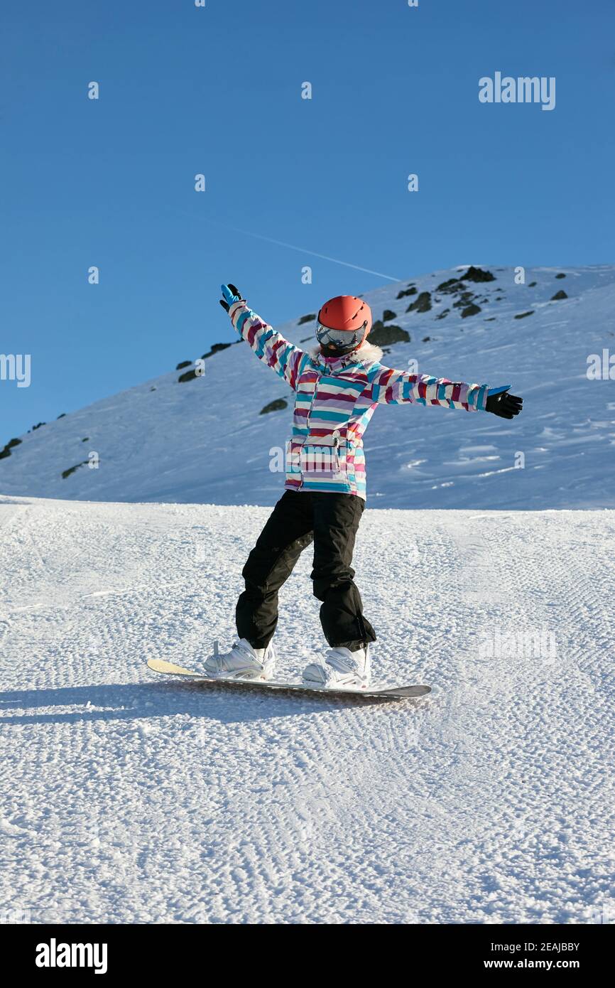 Weibliche Snowboarder in den Alpen Stockfoto