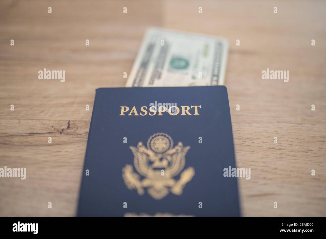 Vereinigte Staaten von Amerika Pass mit einem zwei-Dollar-Bill innen Stockfoto