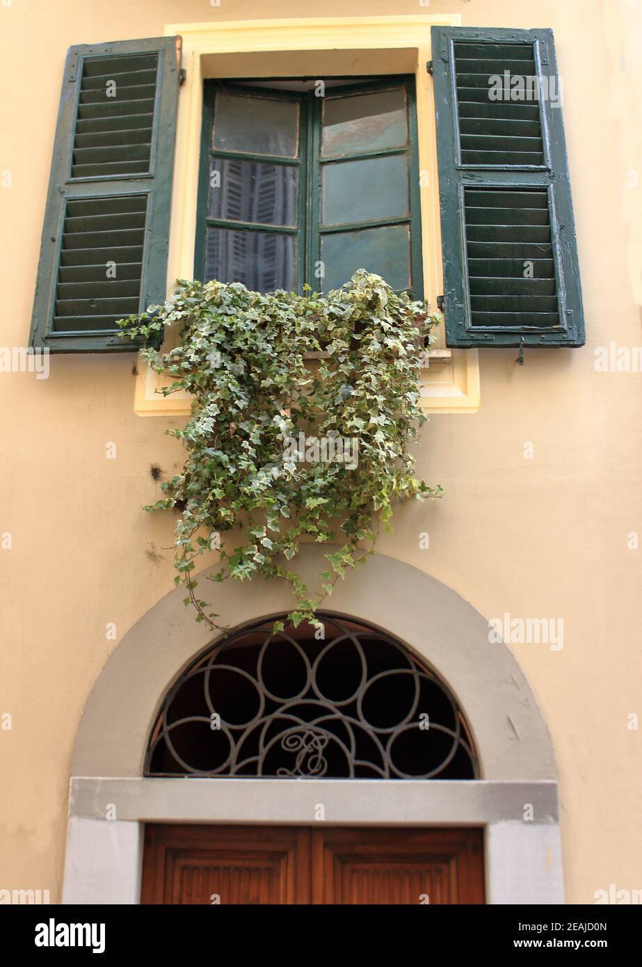 Fenster und Fenster im italienischen Stil Stockfoto