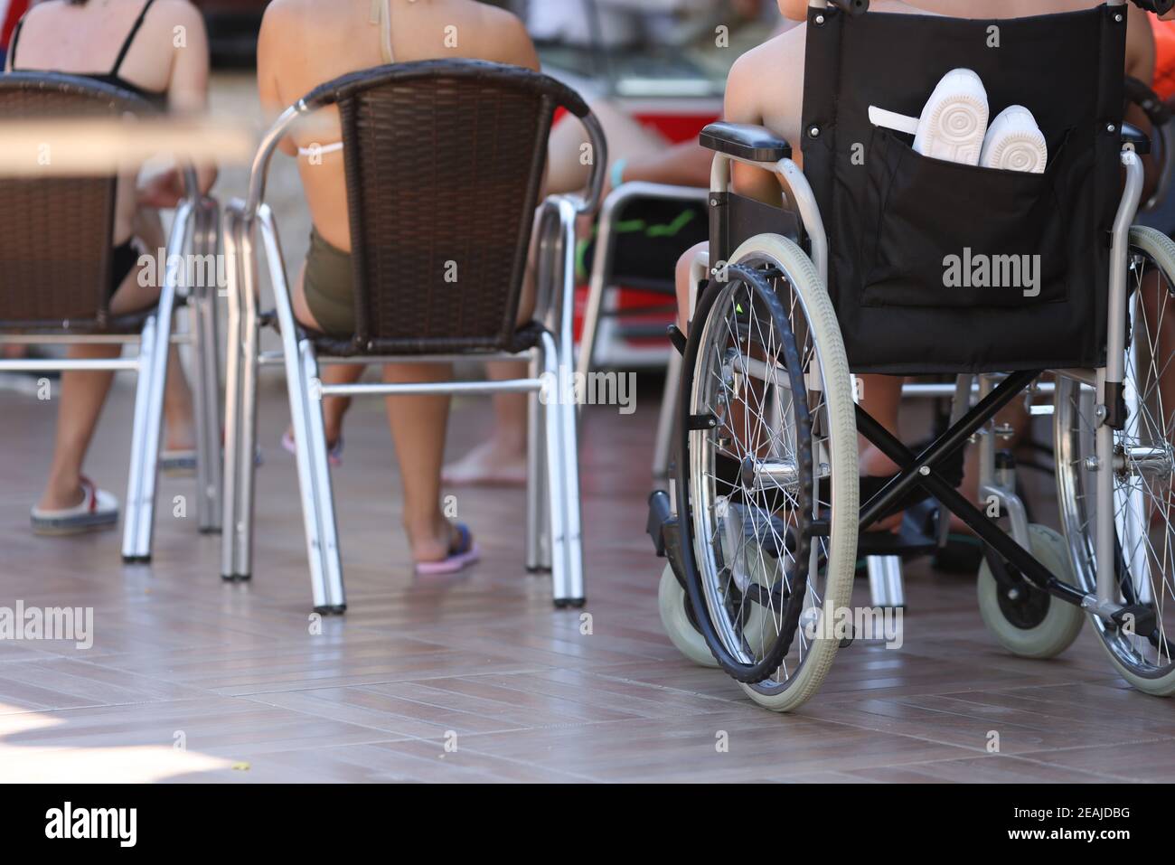 Auf dem Territorium des Hotels gibt es den Rollstuhl, in dem das Kind Sitzt Stockfoto