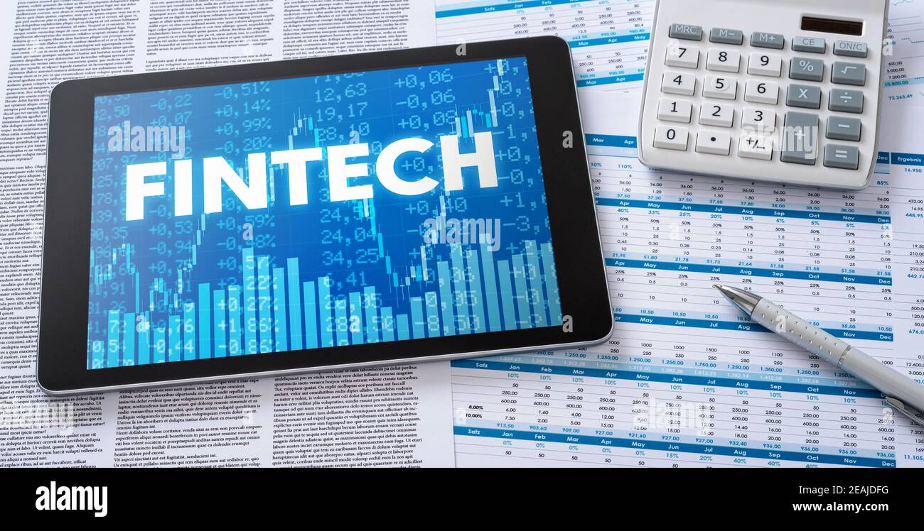 Ein Tablet mit Finanzdokumenten - Fintech Stockfoto