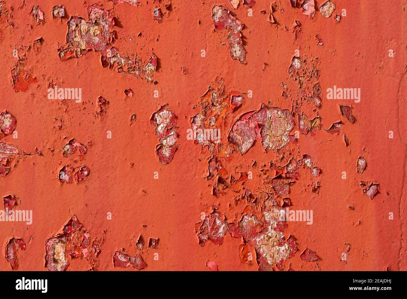 Abblätternde Farbe auf einer alten roten Telefonbox, Großbritannien Stockfoto