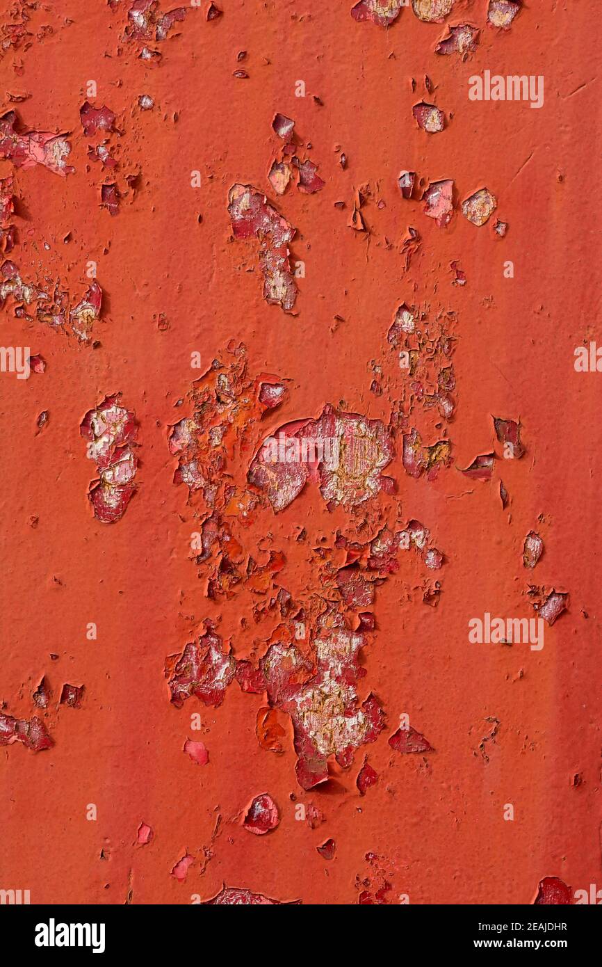 Abblätternde Farbe auf einer alten roten Telefonbox, Großbritannien Stockfoto